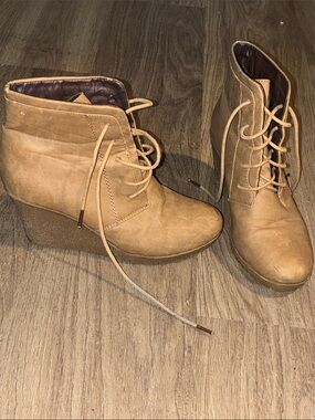Reneeze Tan Lace-Up Wedge Ankle Boots Women’s Size 6H